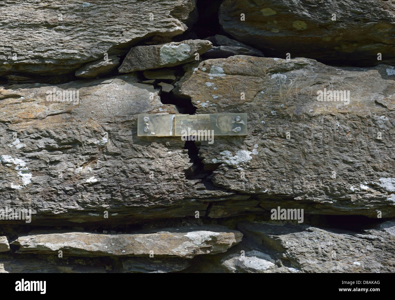 Moniteur de crack. Tour de Finsthwaite. Finsthwaite Heights, Parc National de Lake District, Cumbria, Angleterre, Royaume-Uni, Europe. Banque D'Images