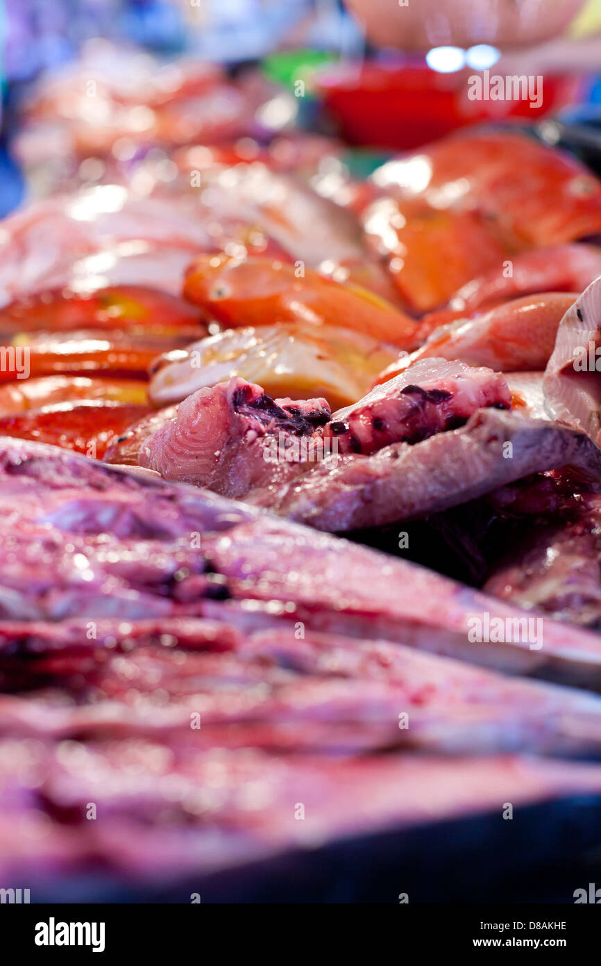 Filet de marlin bleu en gros plan sur le marché asiatique Banque D'Images