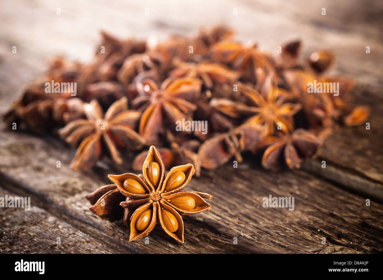 Étoile d'anis sur table en bois Banque D'Images
