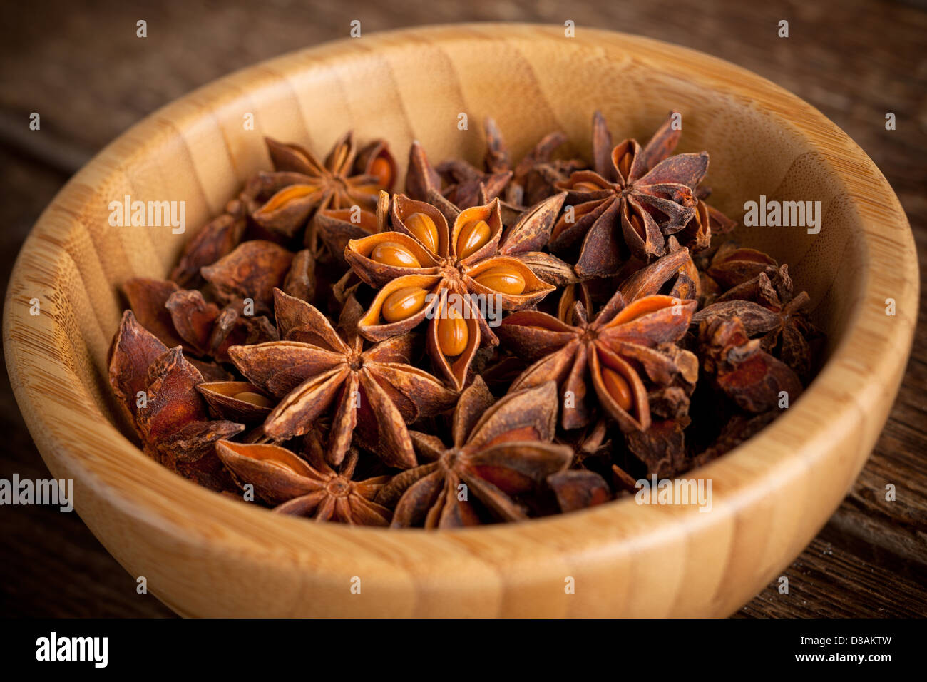 Étoile d'anis sur table en bois Banque D'Images