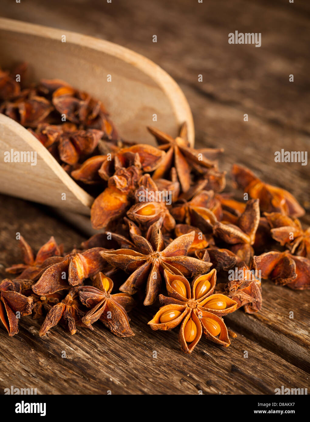 Étoile d'anis sur table en bois Banque D'Images