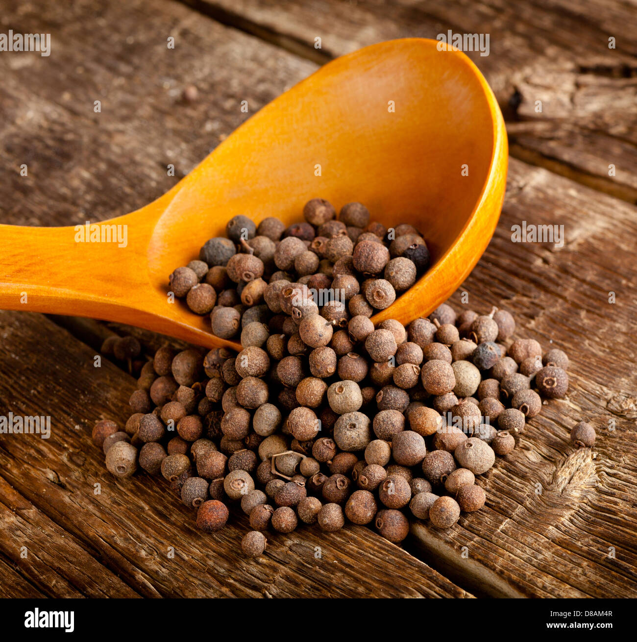 Le piment dans la cuillère sur la table en bois Banque D'Images