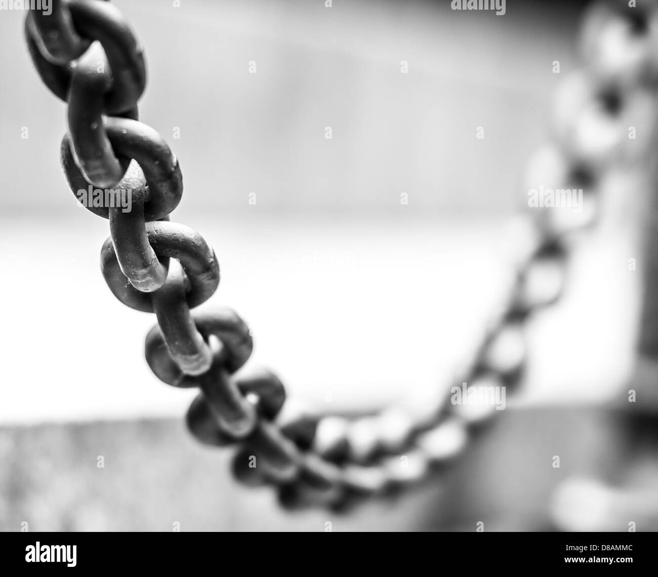 Close-up de métal chaîne disparaissant dans l'arrière-plan. Détail de la clôture faite d'anneaux de fer reliés les uns aux autres. Clôtures en acier Banque D'Images