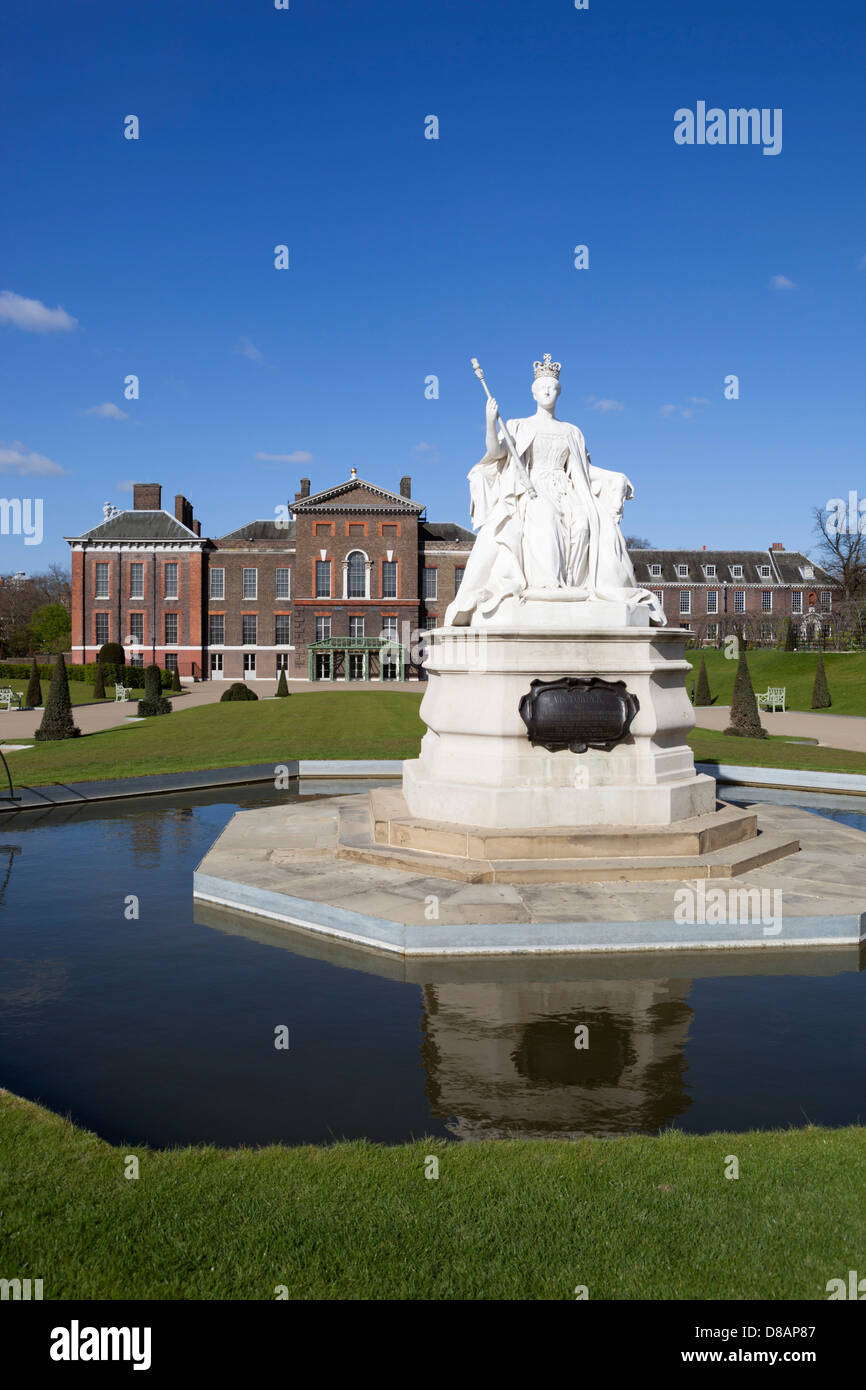 Kensington Palace et statue de la reine Victoria Banque D'Images