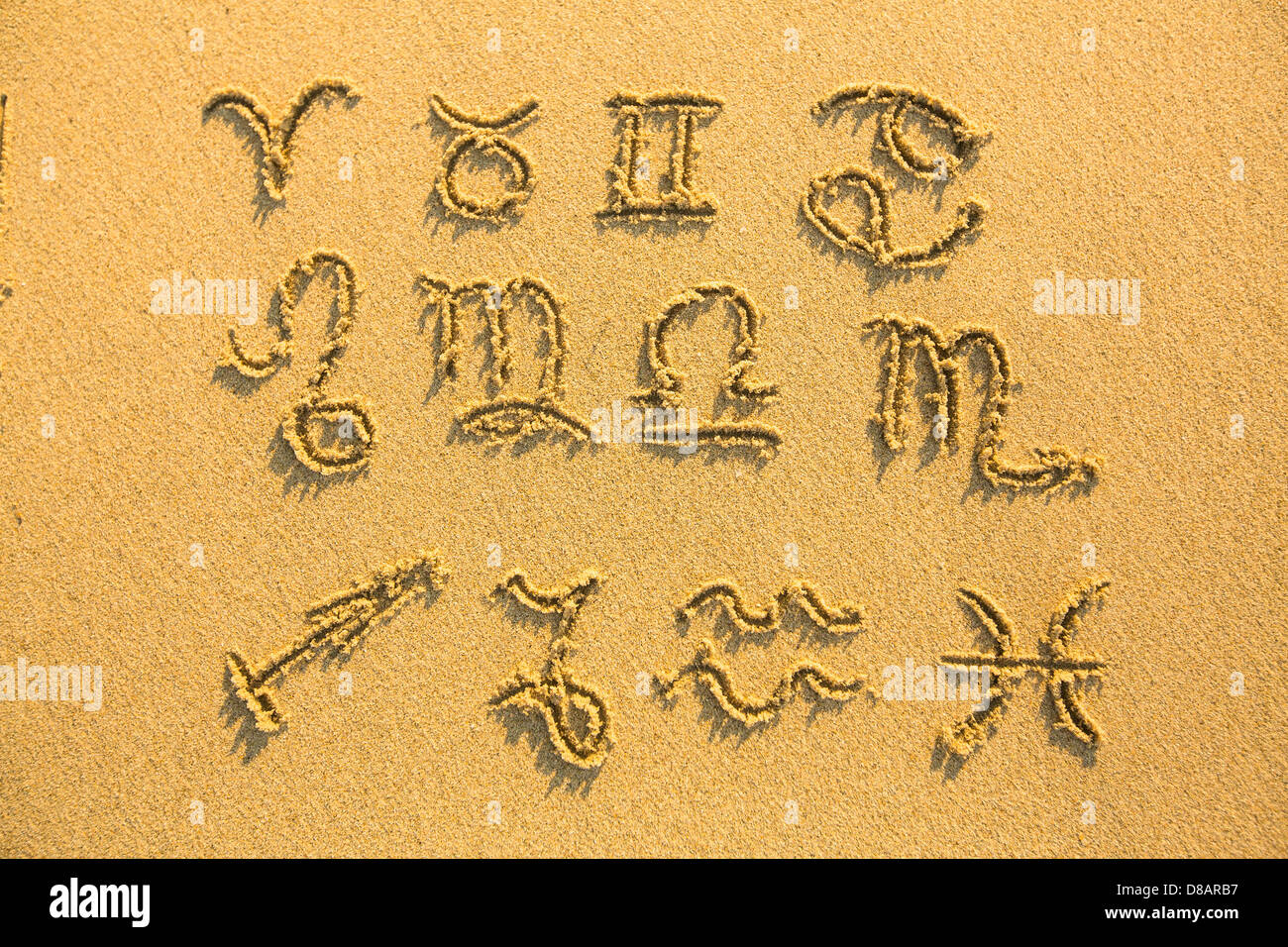 Ensemble de signes du zodiaque - dessiné sur la facture, le sable de la plage. Banque D'Images