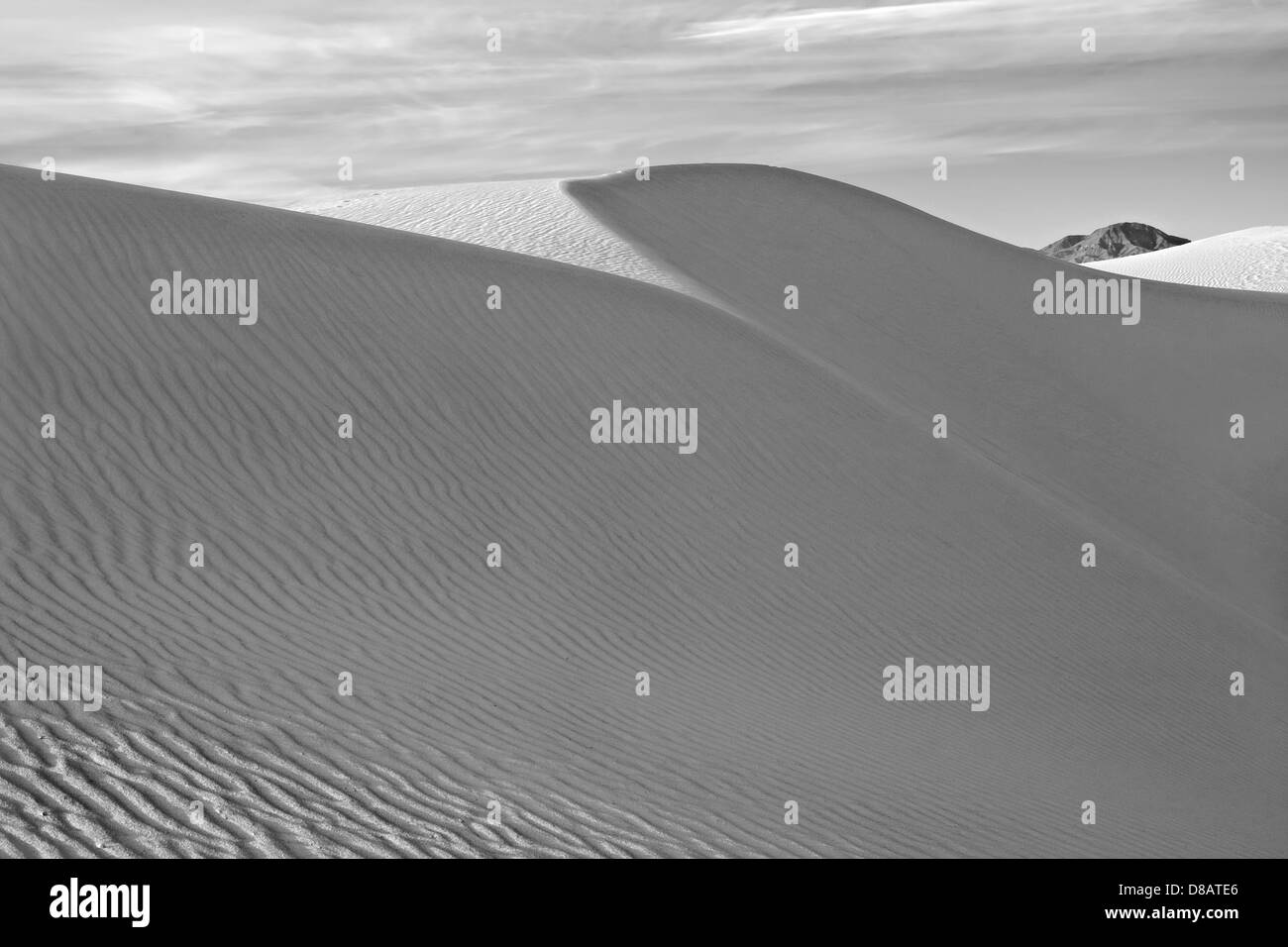Dunes de sable et les montagnes, noir et blanc Banque D'Images