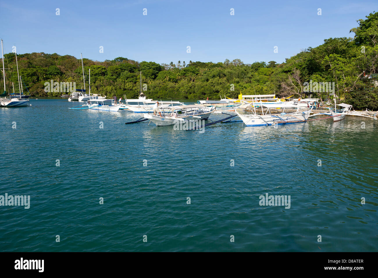 Vue sur le port de Puerto Galera sur l'île de Mindoro, Philippines Banque D'Images