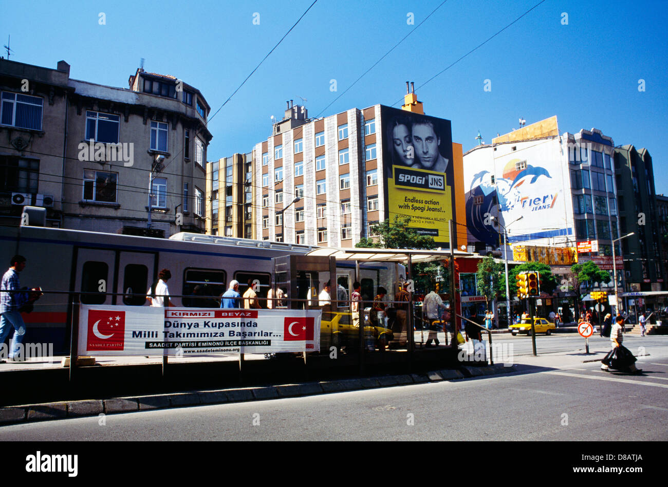 Istanbul Turquie Les gens de se mettre sur le Tram Banque D'Images