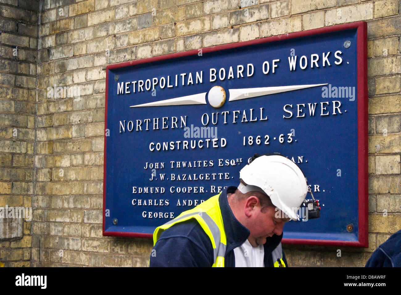Un travailleur de l'avant de la plaque d'égout pour l'exutoire nord à Thames Water Wick Lane depot,Hackney, Londres, Angleterre Banque D'Images