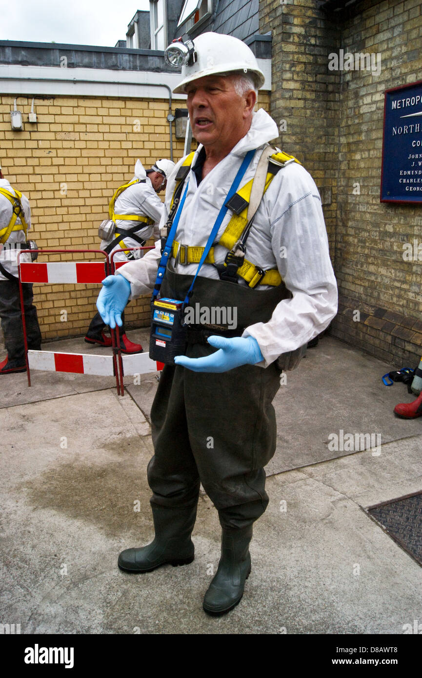 La Thames Water travailleur donne une démonstration de la sûreté avant de visiteurs entrent dans le Nord de l'émissaire d'égout, d'Hackney Wick Lane, London Banque D'Images