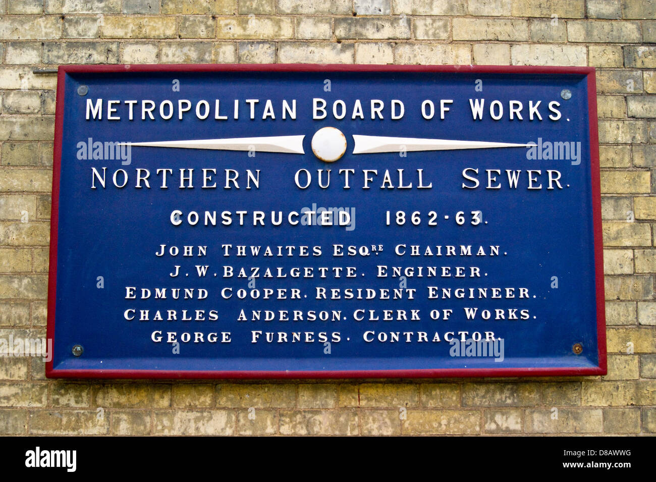 La plaque en fonte pour le Nord de l'émissaire d'égouts à Thames Water Wick Lane depot,Hackney, Londres, Angleterre Banque D'Images