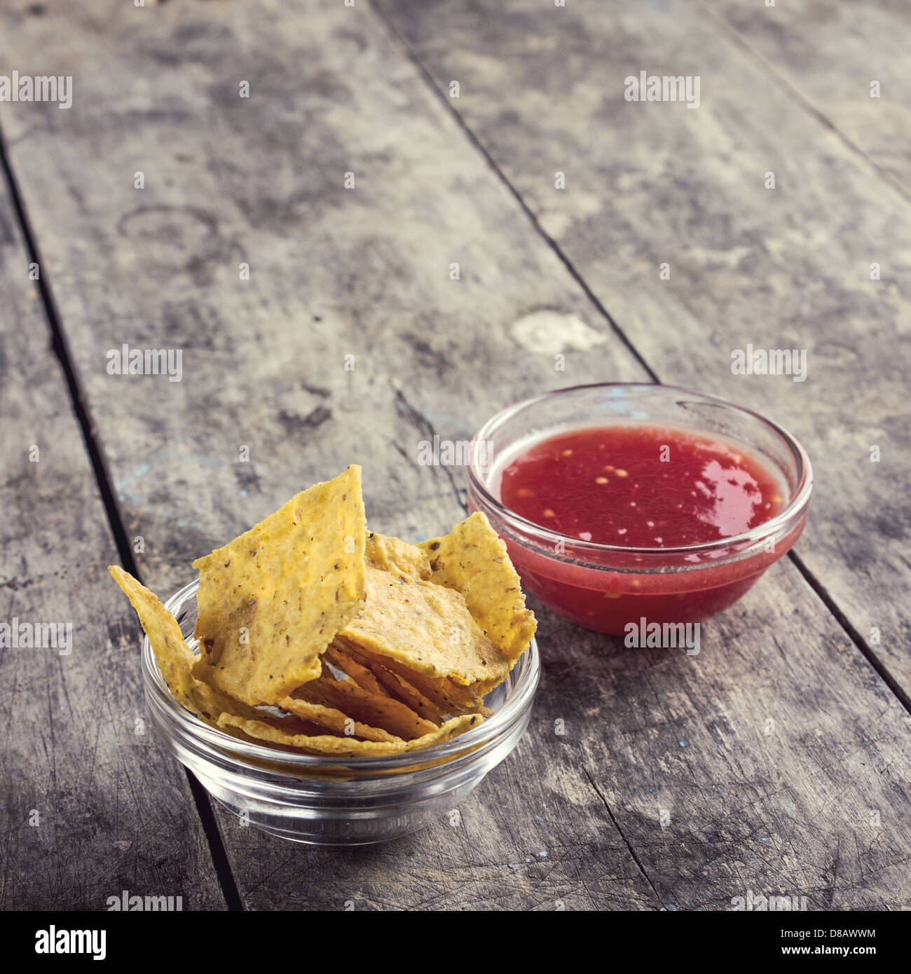 Bol de croustilles et de la Salsa sur la table en bois Banque D'Images