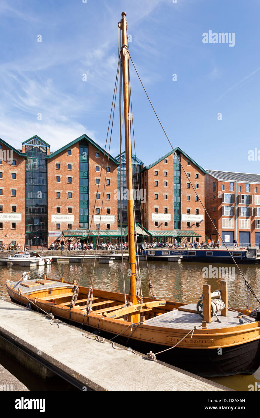 Un vieux bateau à Gloucester Docks, Gloucester UK Banque D'Images