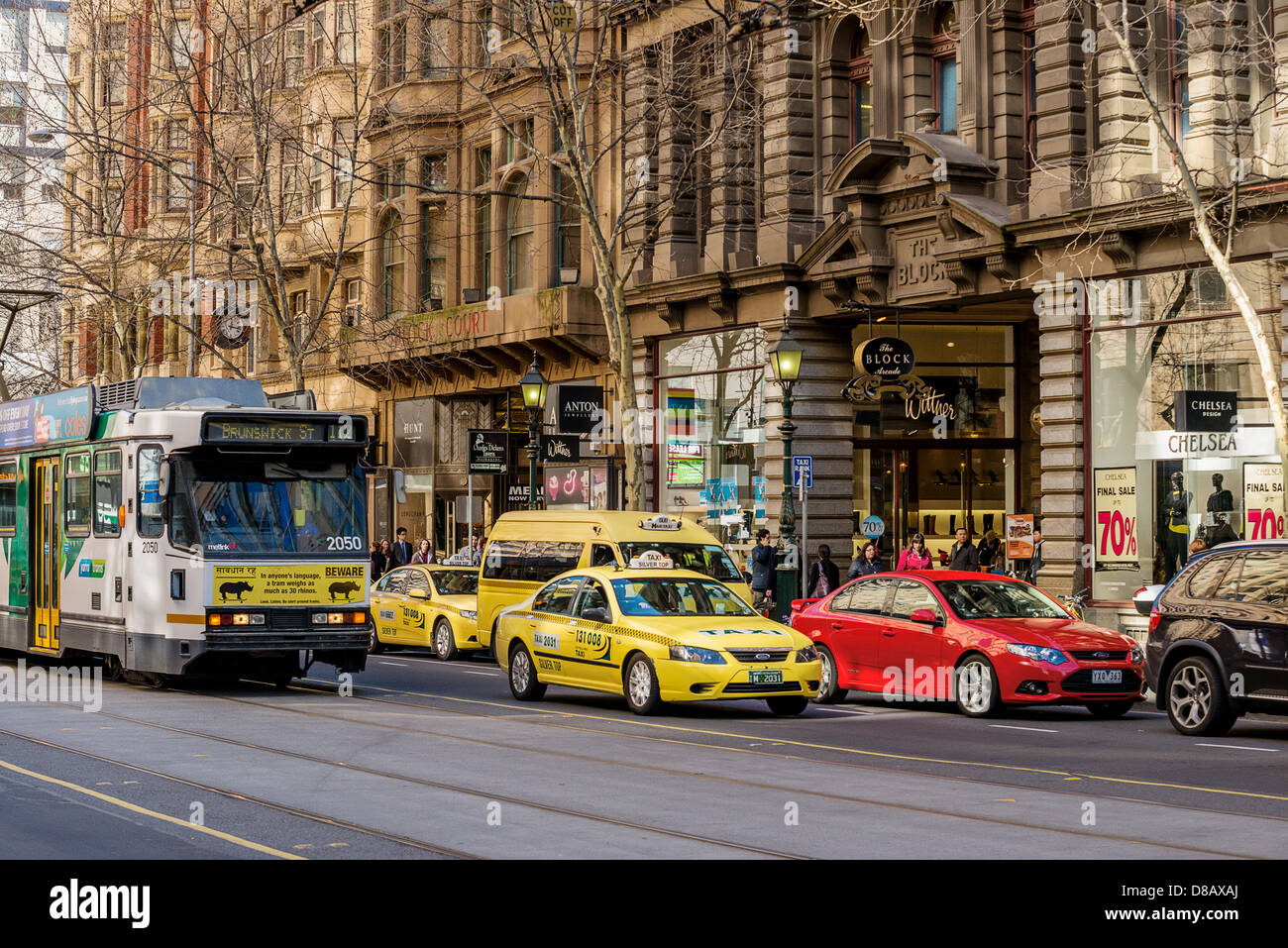 Les tramways et les voitures dans la rue Collins, le centre-ville de Melbourne, Australie. Banque D'Images