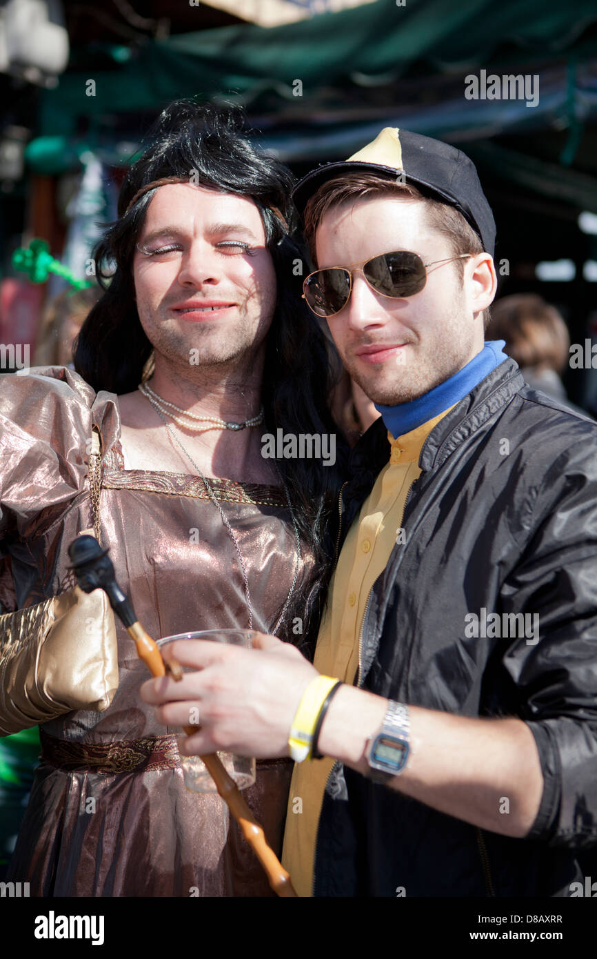 Deux jeunes hommes vêtus de costumes ridicules pour voir six nations international rugby match Italie v Irlande à Rome 16 mars 2013 Banque D'Images
