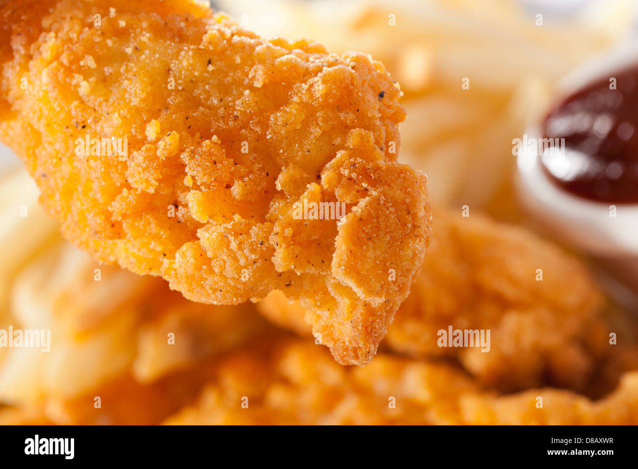 Lanières de poulet croustillant biologique sur un arrière-plan Banque D'Images