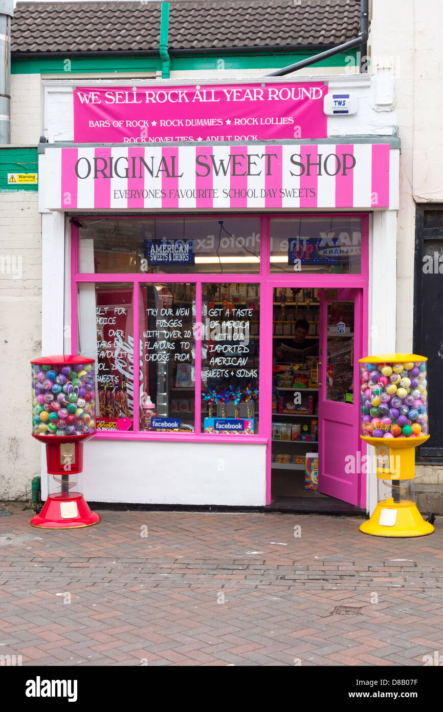 Une petite boutique de produits sucrés traditionnels toutes sortes de rock à l'ancienne bonbons et confiserie à Redcar Banque D'Images