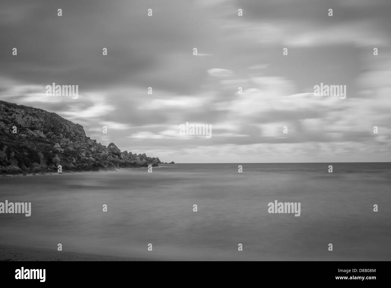 Plage malte Banque d'images noir et blanc - Alamy