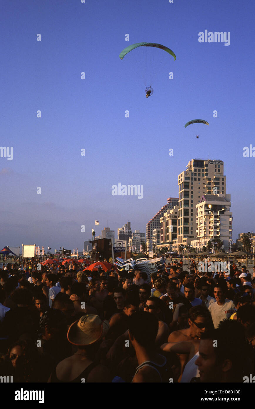 Powered para-planeurs en vol au dessus de foule massive dans la plage d'Alma Parc également Claude Clor Beach pendant le congrès annuel Tel Aviv LGBT pride parade aussi appelé 'Love Parade' dans le cadre de la célébration de la fierté gay mois. Israël Banque D'Images
