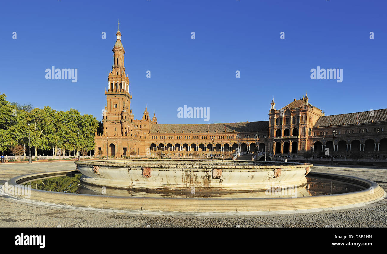 Fontaine à la Plaza de Espana (la place d'Espagne), Séville, Espagne Banque D'Images