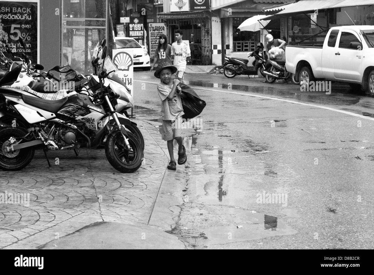 SAINAMYEN ROAD, Patong, Phuket, Thailand 26 MAI 2012 : collecte des bouteilles et boîtes de recyclage Banque D'Images