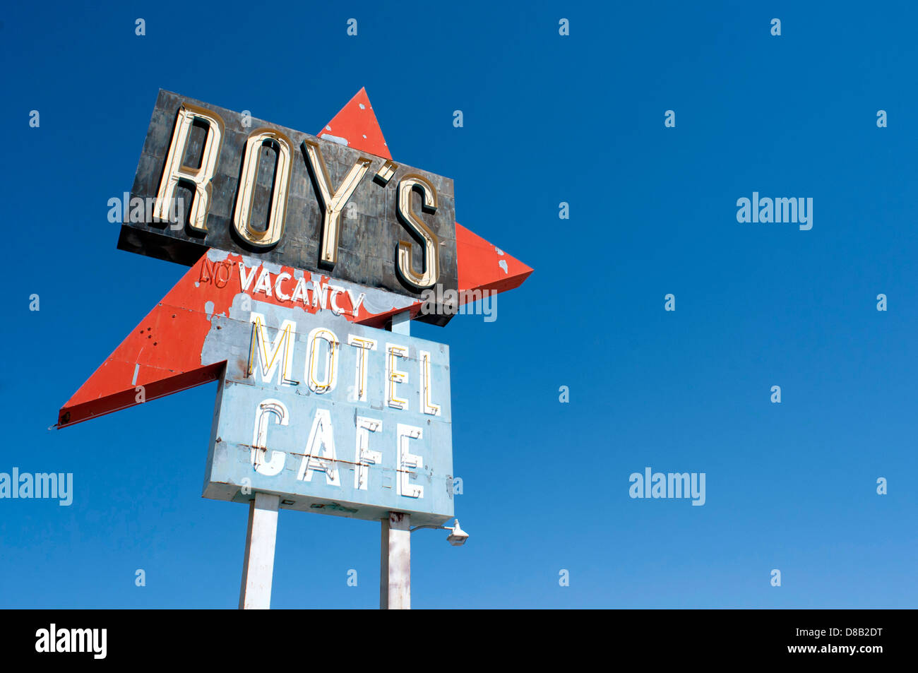 La signalisation pour Roy's Motel café sur la Route 66, à Amboy en Californie. Banque D'Images