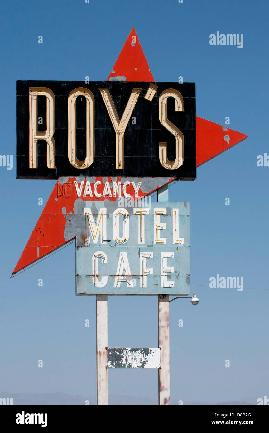 La signalisation pour Roy's Motel café sur la Route 66, à Amboy en Californie. Banque D'Images