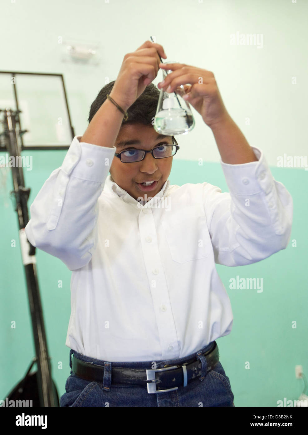 Homme high school student of middle eastern décents, utilise la science au cours de bécher démonstration juste Banque D'Images
