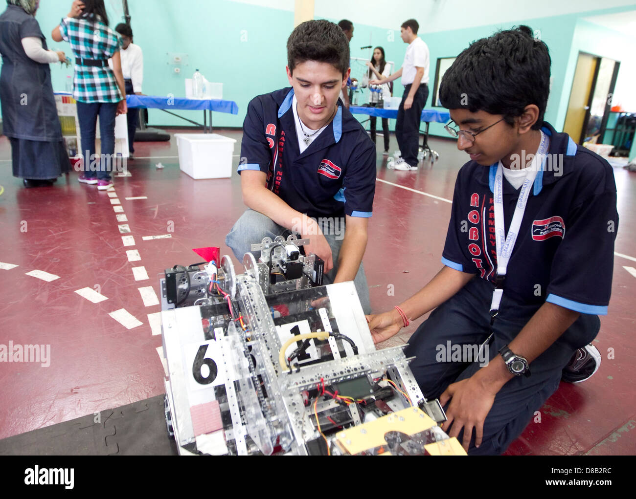 Groupe multi-ethnique de l'école secondaire les élèves du club robotique faire une démonstration lors d'une expo-sciences à l'école à Austin, Texas Banque D'Images