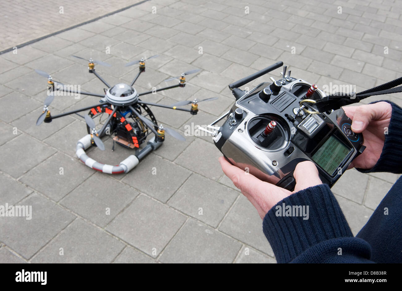 Un octocopter sur le terrain et d'une télécommande Banque D'Images