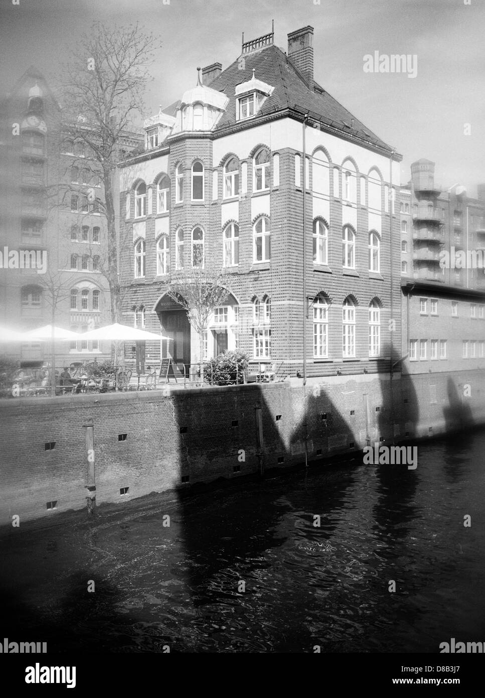 Wasserschlösschen (peu d'eau château) au quartier des entrepôts (Speicherstadt) à Hambourg. Banque D'Images