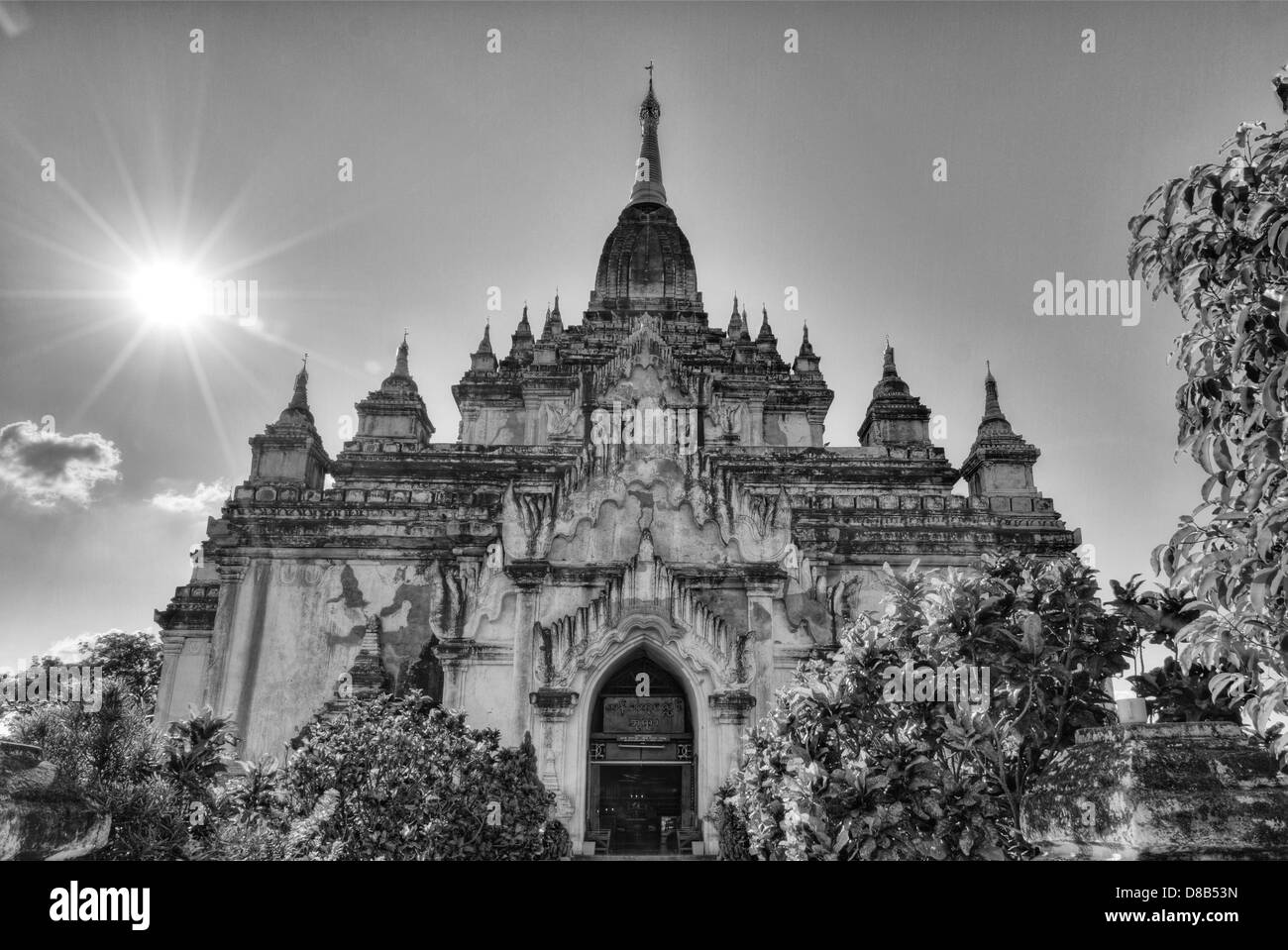 Embout d'or Ananda temple entouré d'arbustes avec sun à Bagan, Birmanie Banque D'Images