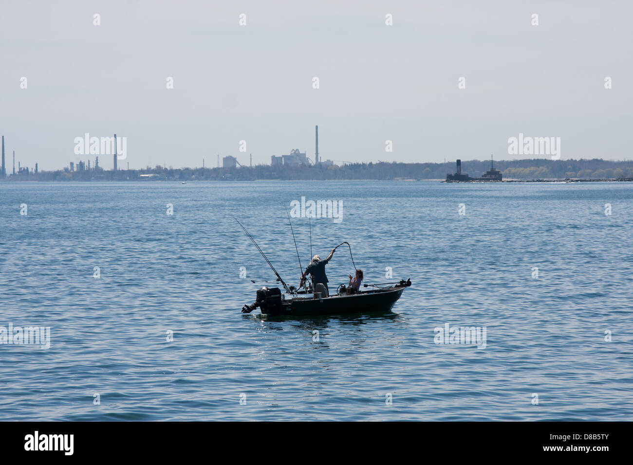 Petit bateau de pêche lac d'eau bleu homme Banque D'Images