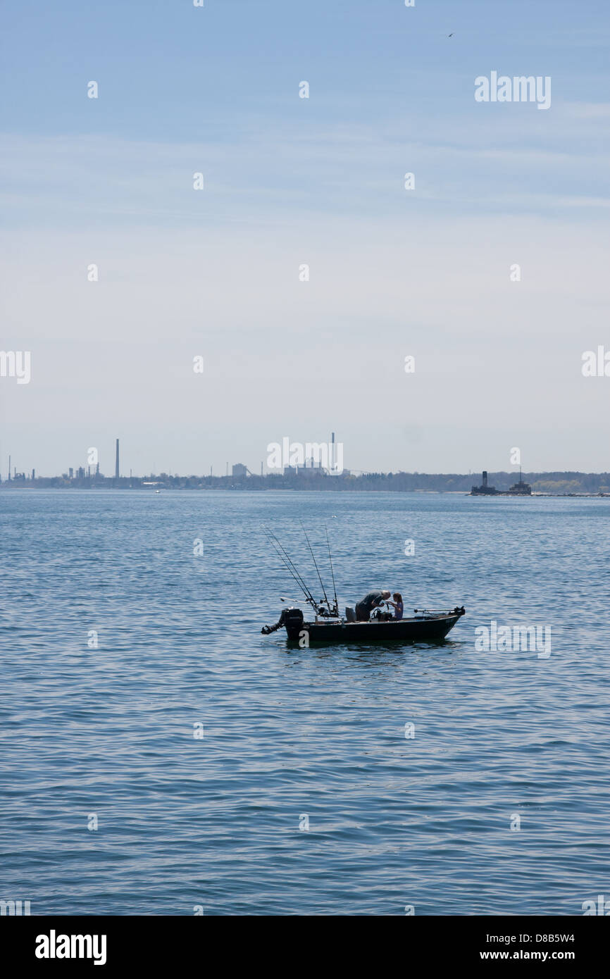 Bateau de pêche homme loisirs lac d'eau ciel bleu Banque D'Images