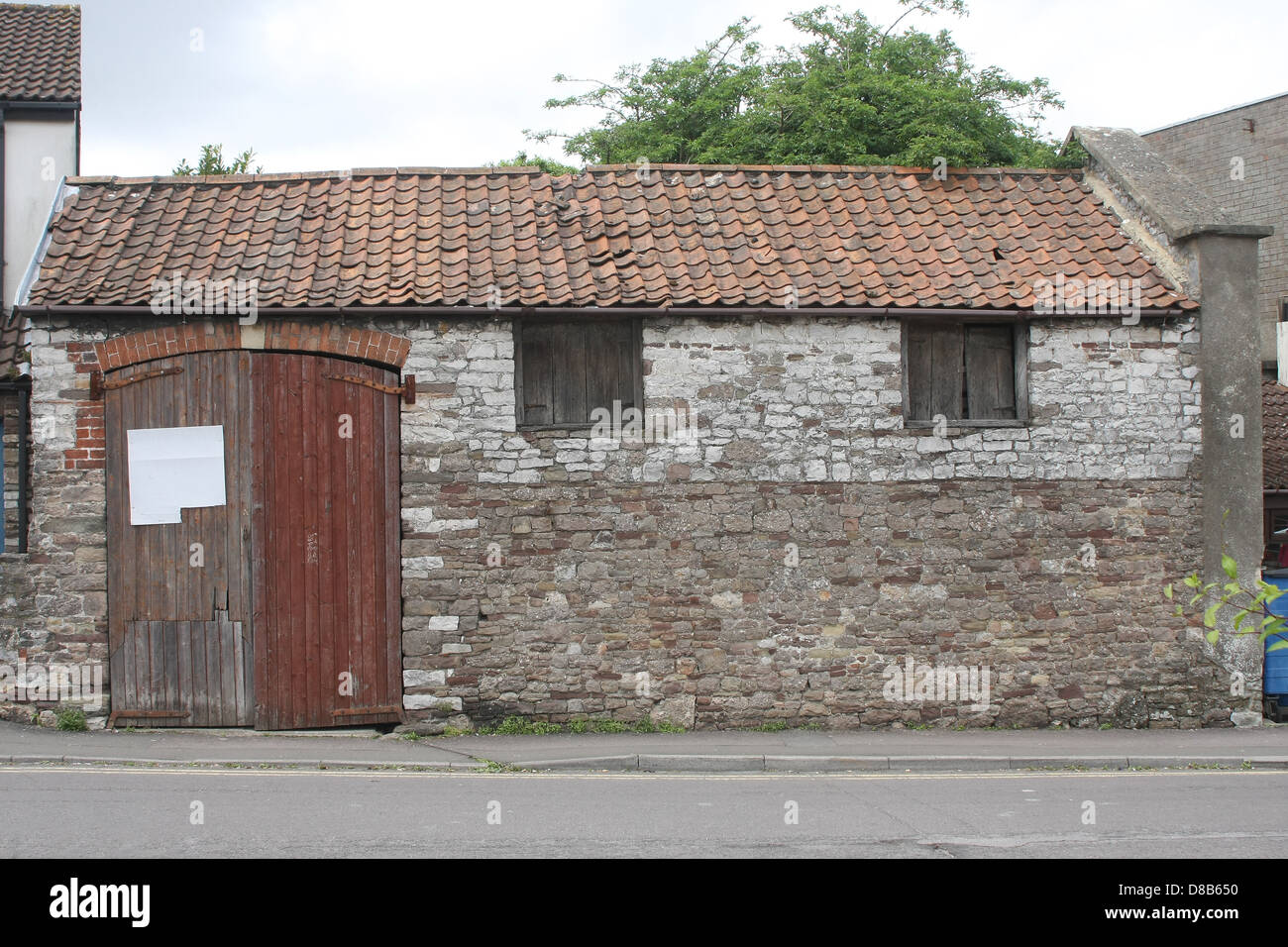 Vieille Grange historique dans une rue latérale dans le Gloucestershire ville de Thornbury, Mai 2013 Banque D'Images