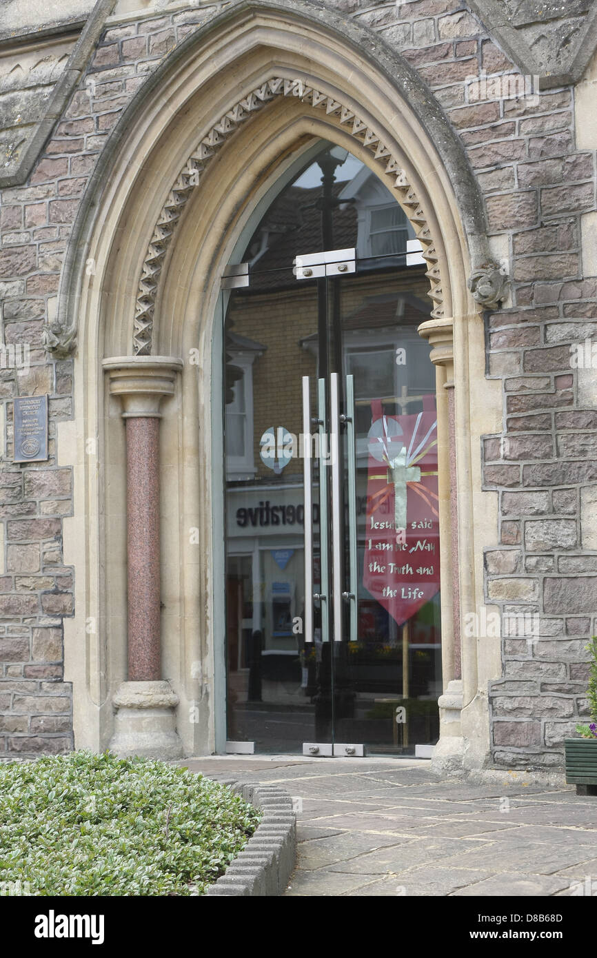 Une vieille église britannique traditionnel et moderne avec la nouvelle paire de portes en verre, Thornbury Mai 2013 Banque D'Images