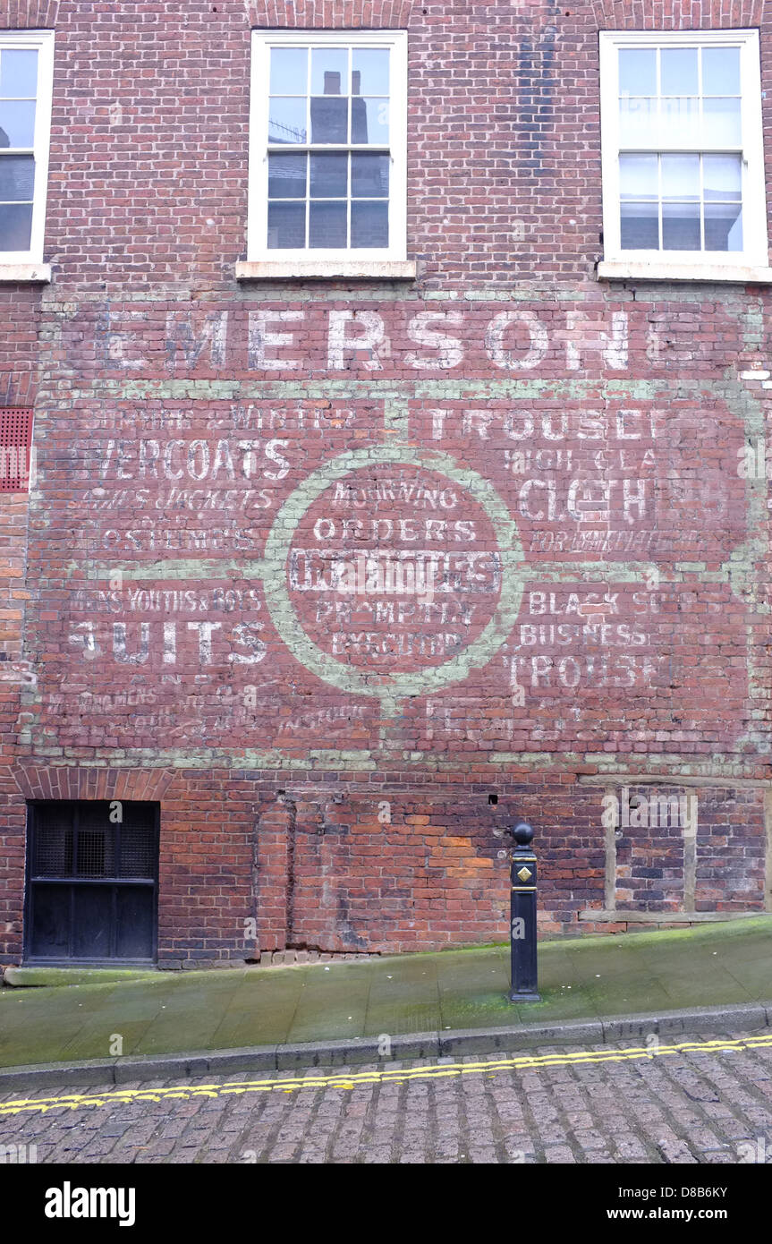 Le mur peint d'une ancienne boutique du centre-ville de Stockport en avant. Banque D'Images