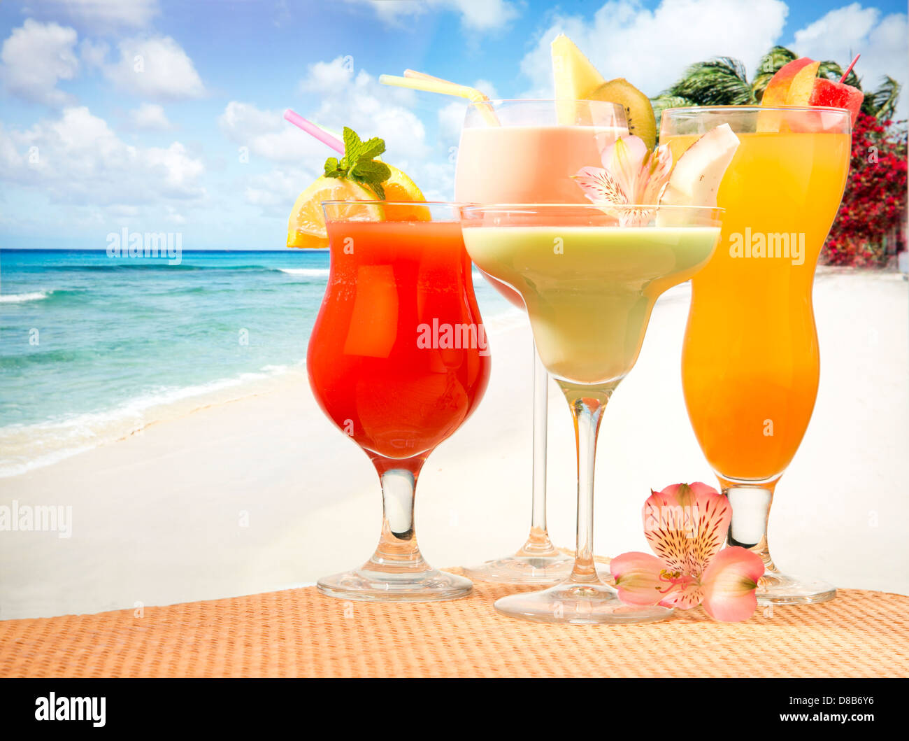 COCKTAILS DE JUS DE FRUITS TROPICAUX Banque D'Images