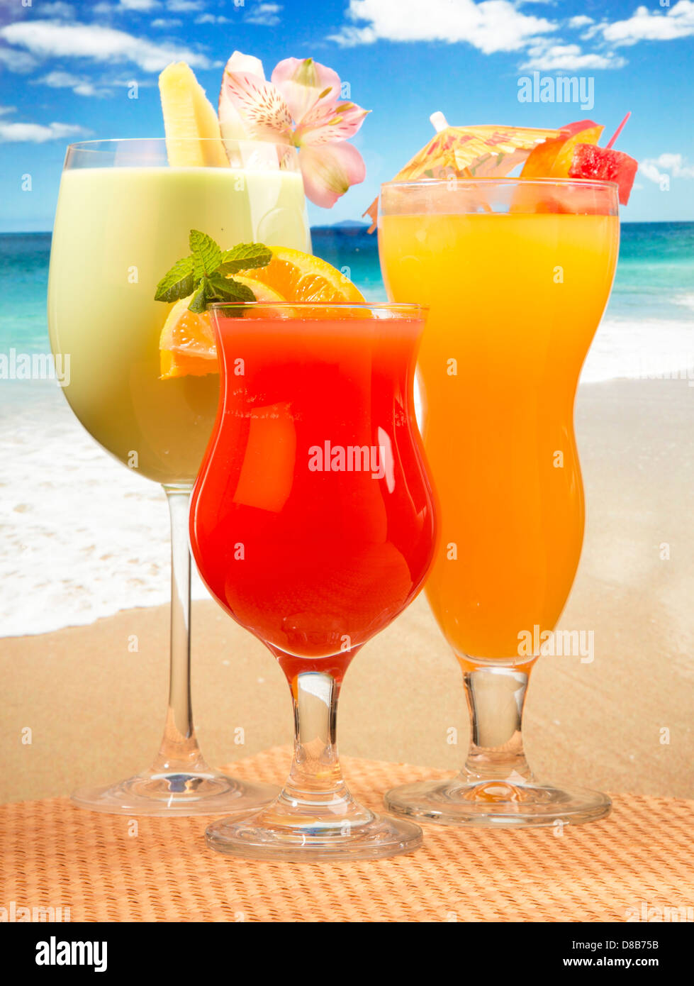 COCKTAILS DE JUS DE FRUITS TROPICAUX Banque D'Images