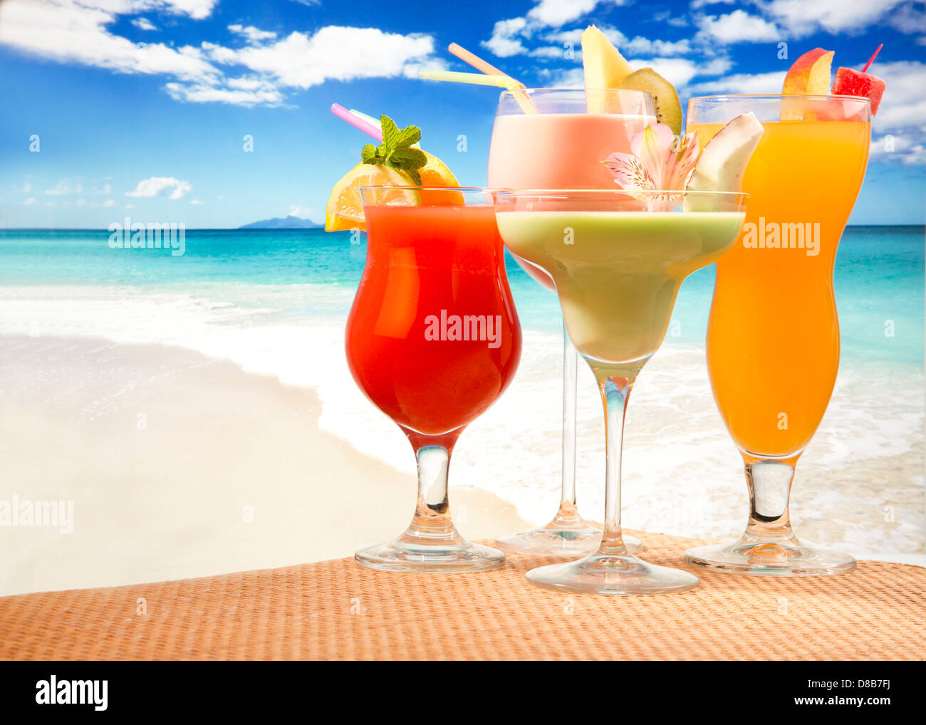 COCKTAILS DE JUS DE FRUITS TROPICAUX Banque D'Images