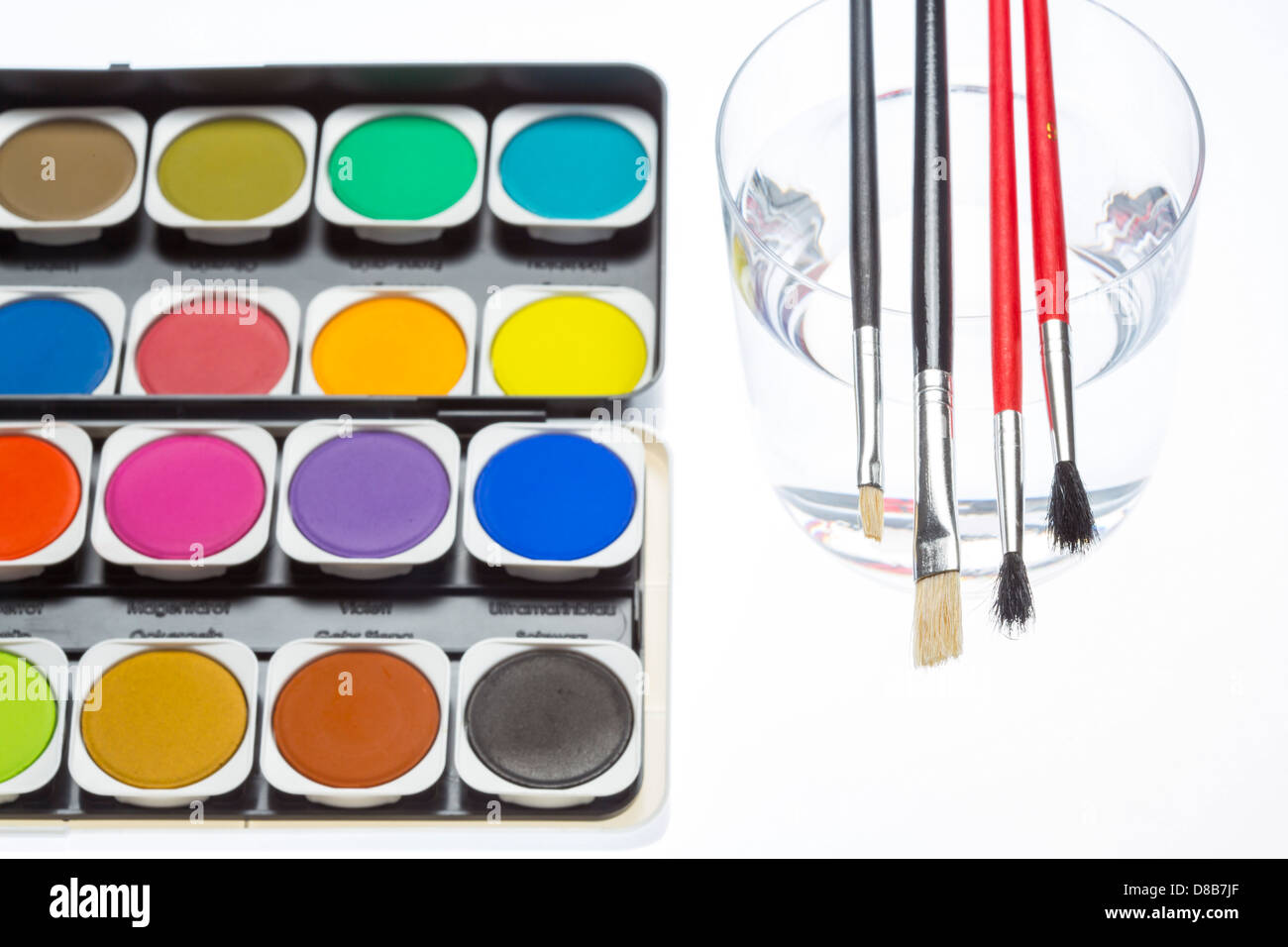 Les couleurs de l'eau fort, pinceaux, couleurs différentes, pour la peinture. Banque D'Images