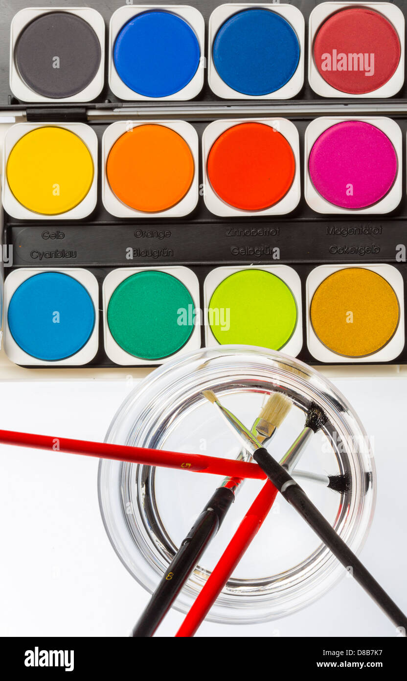 Les couleurs de l'eau fort, pinceaux, couleurs différentes, pour la peinture. Banque D'Images