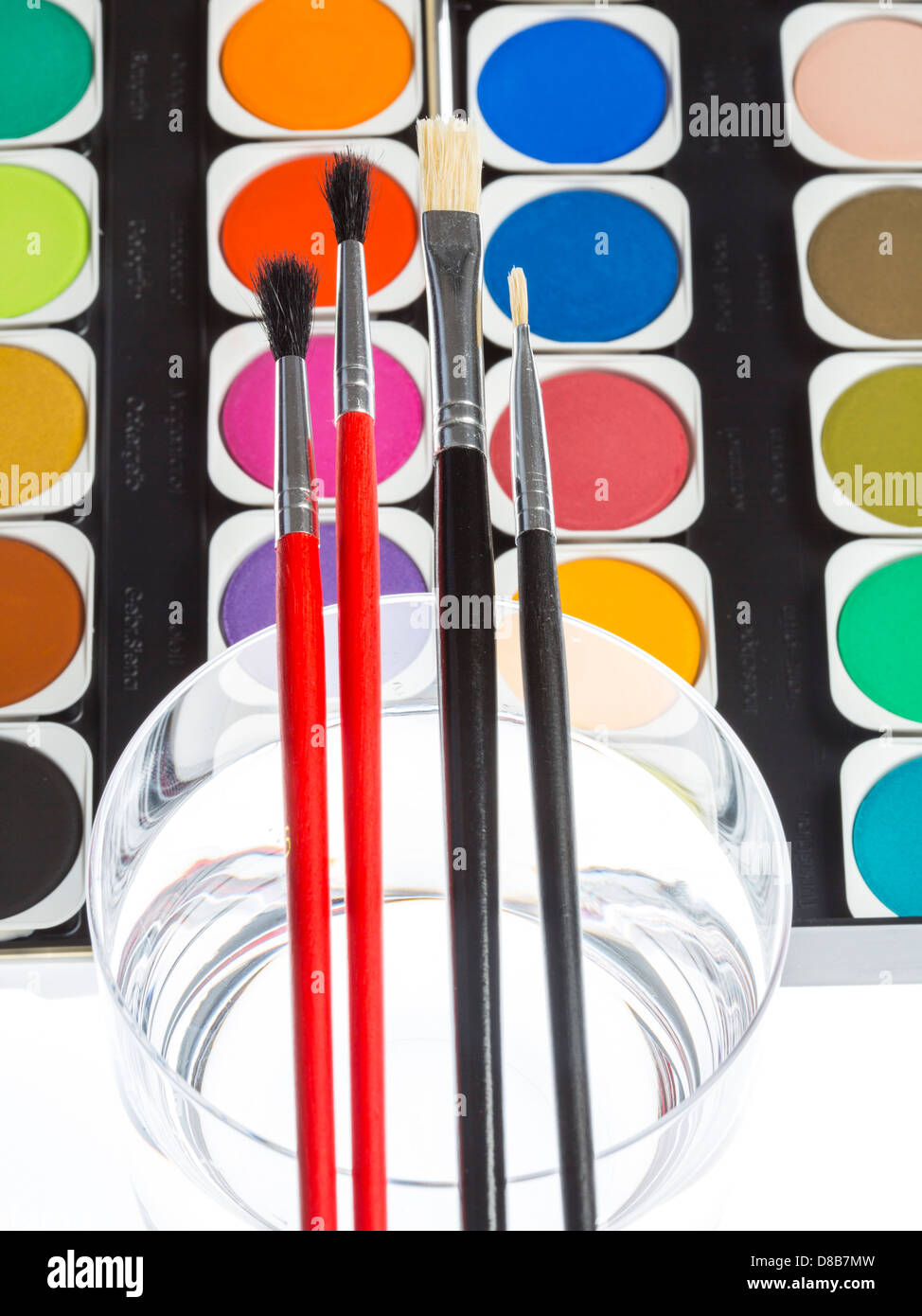 Les couleurs de l'eau fort, pinceaux, couleurs différentes, pour la peinture. Banque D'Images