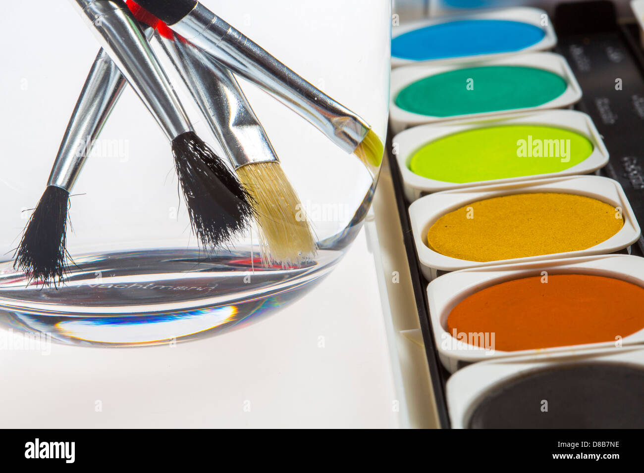 Les couleurs de l'eau fort, pinceaux, couleurs différentes, pour la peinture. Banque D'Images