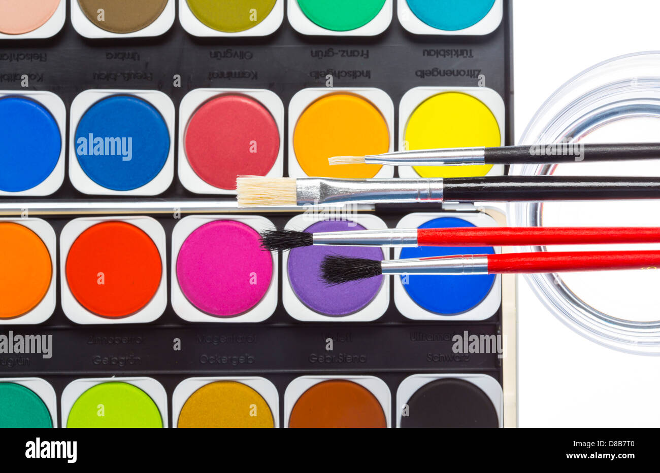 Les couleurs de l'eau fort, pinceaux, couleurs différentes, pour la peinture. Banque D'Images