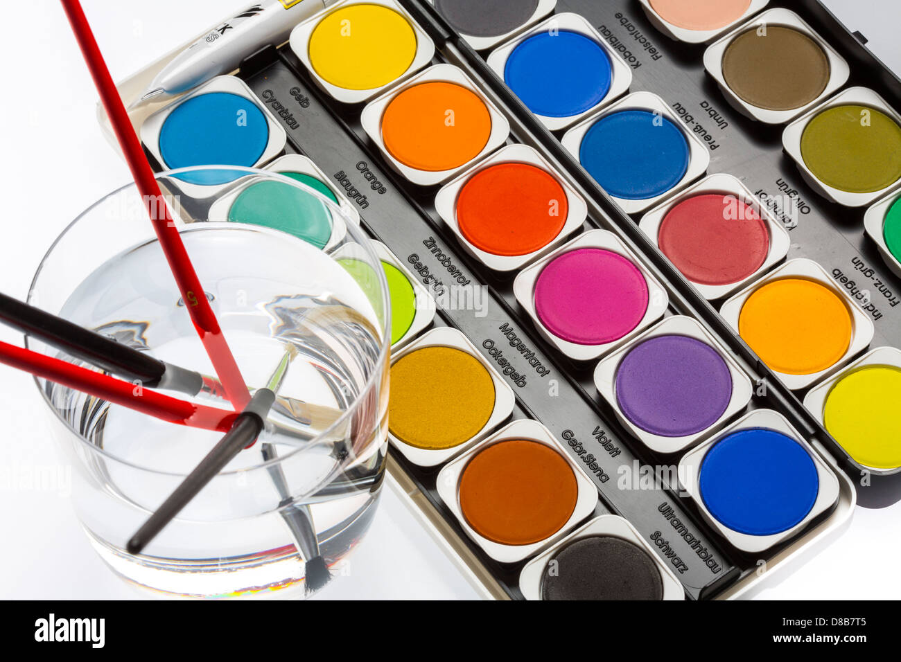 Les couleurs de l'eau fort, pinceaux, couleurs différentes, pour la peinture. Banque D'Images