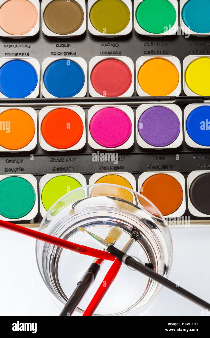 Les couleurs de l'eau fort, pinceaux, couleurs différentes, pour la peinture. Banque D'Images