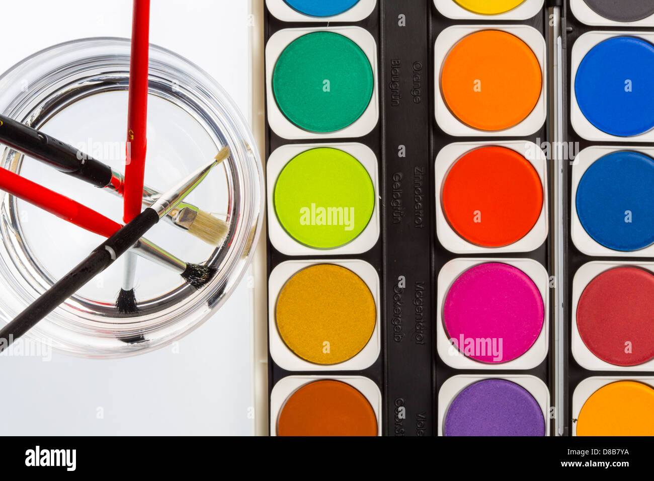 Les couleurs de l'eau fort, pinceaux, couleurs différentes, pour la peinture. Banque D'Images