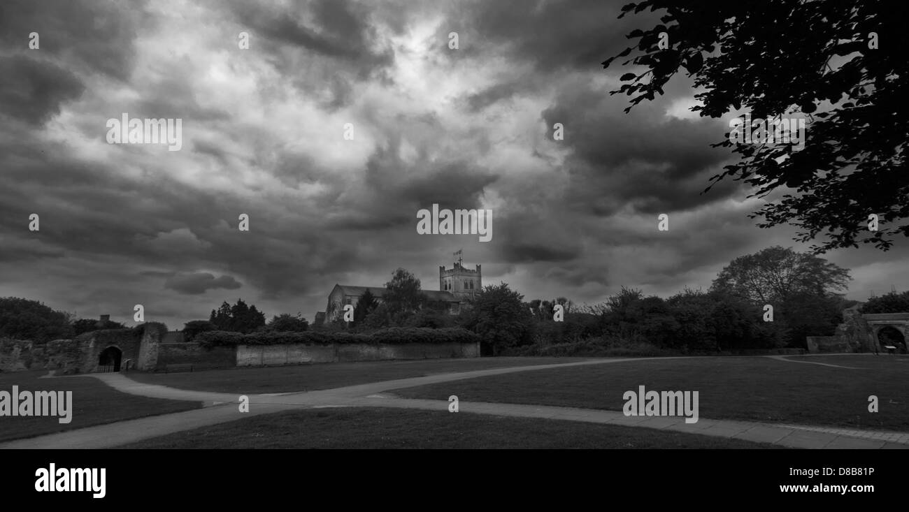 Église de Waltham Abbey dans le Hertfordshire en Angleterre. L'obscurité du ciel donne un beau contraste le lissage du chemin en forme de croix. Banque D'Images