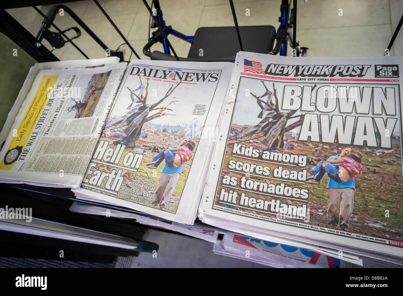 Des copies de l'New York Daily News et le New York Post et le Wall Street Journal moins compétitifs utiliser la même photo Banque D'Images
